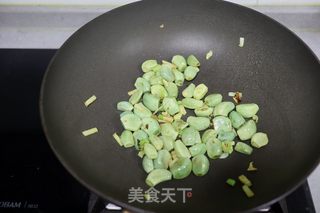 腊八蒜烧肥肠的做法步骤：5