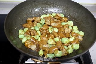 腊八蒜烧肥肠的做法步骤：6