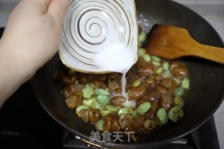 腊八蒜烧肥肠的做法步骤：8
