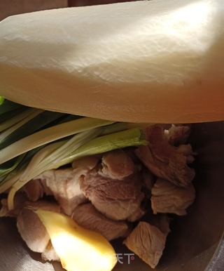 白萝卜烧肉的做法步骤：1