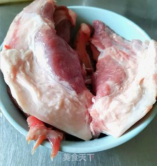 杏鲍菇烧猪脆骨的做法步骤：1