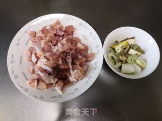 辣炒鸡肉的做法步骤：1