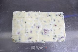 果仁草莓干牛轧糖的做法步骤：11