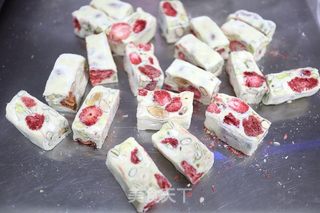 果仁草莓干牛轧糖的做法步骤：12