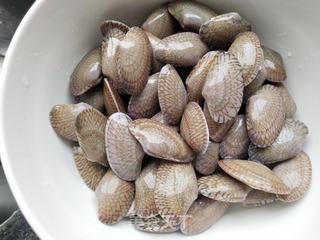 红糟炒油蛤的做法步骤：1