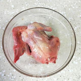 盐焗鸽子的做法步骤：3