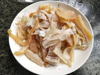 洋葱炒墨鱼干的做法步骤：2