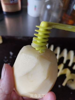  旋风薯塔 土豆串 黄金薯塔的做法步骤：2