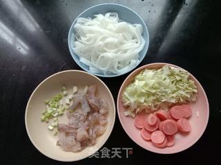 包菜虾仁炒河粉的做法步骤：1