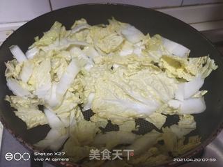 白菜炒河粉的做法步骤：1