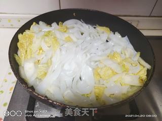 白菜炒河粉的做法步骤：2