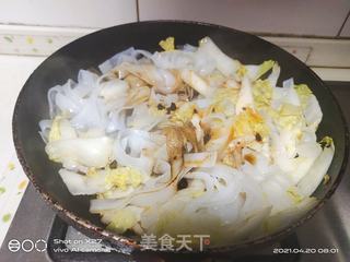 白菜炒河粉的做法步骤：3