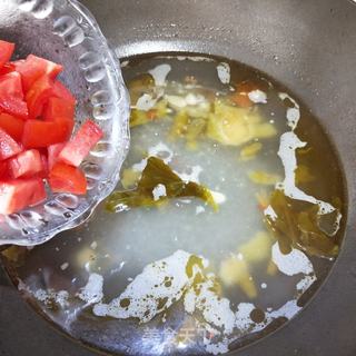 牛肉酸汤米粉 的做法步骤：6