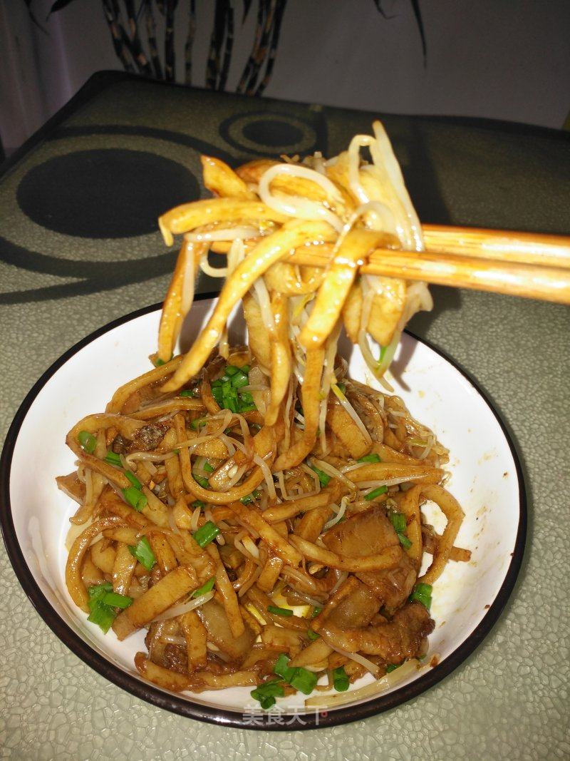 豆芽炒饼的做法