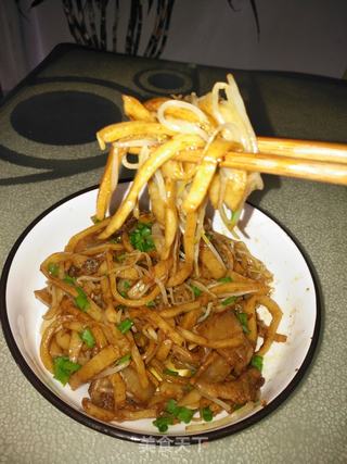 豆芽炒饼的做法步骤：12