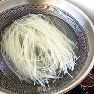 精肉热汤粉的做法步骤：4