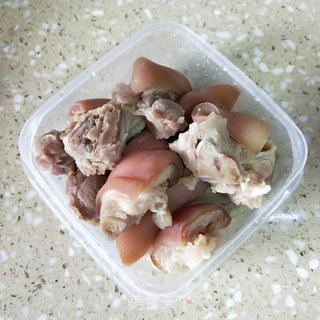 猪脚炖鹿茸菇的做法步骤：3