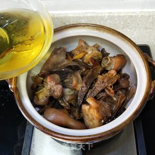 猪脚炖鹿茸菇的做法步骤：10