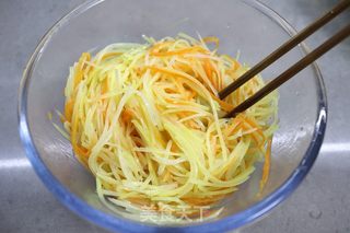 低脂早餐——土豆丝卷饼的做法步骤：6