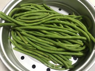 豇豆鸡蛋水饺的做法步骤：1