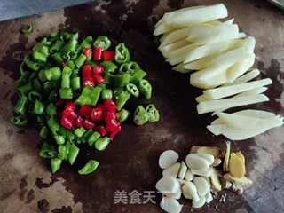 干锅土豆虾的做法步骤：1