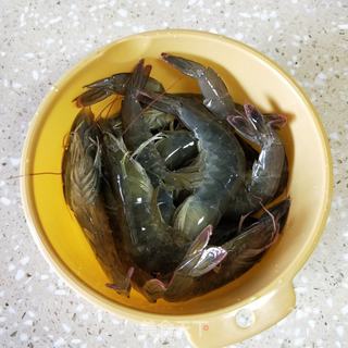 盐焗大虾的做法步骤：1