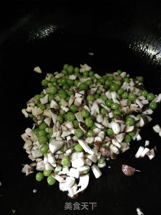 五彩蛋炒饭的做法步骤：4