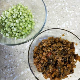 外婆菜炒豆角的做法步骤：2