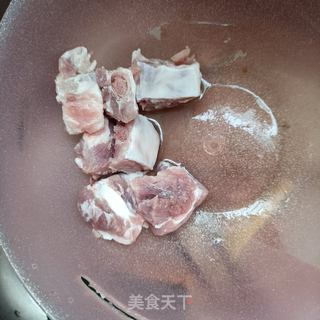 排骨花肉烧笋干的做法步骤：3