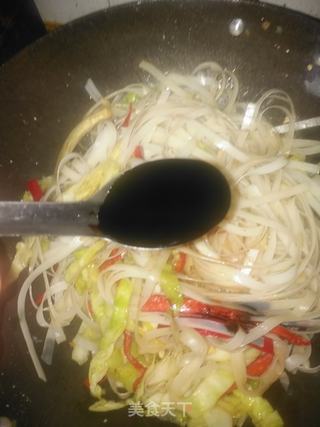 炒牛肉河粉的做法步骤：8