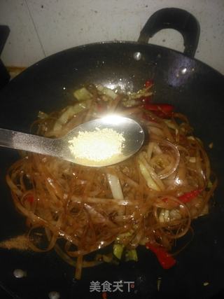 炒牛肉河粉的做法步骤：11