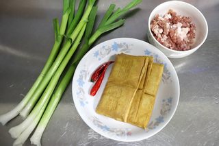 肉末青蒜豆腐干的做法步骤：1