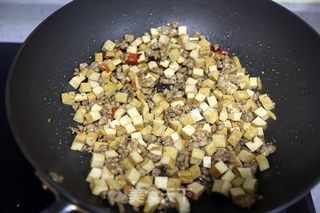 肉末青蒜豆腐干的做法步骤：5