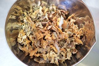 浓香入味的五花肉炖干笋尖的做法步骤：1