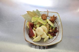浓香入味的五花肉炖干笋尖的做法步骤：6