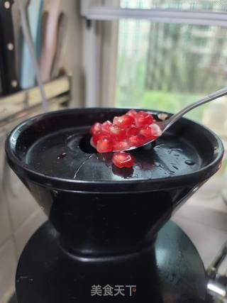 鲜榨石榴汁的做法步骤：3