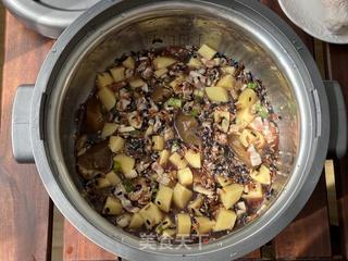 快手美味的杂粮鸡腿焖饭，营养、味道都在线！的做法步骤：3