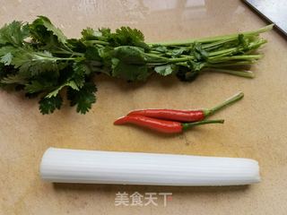 香菜葱白拌海参的做法步骤：1