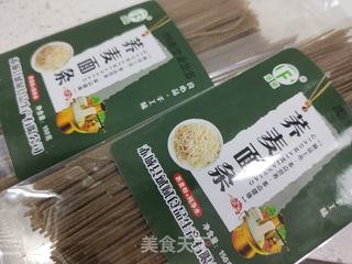 西红柿虾仁荞麦面的做法步骤：1