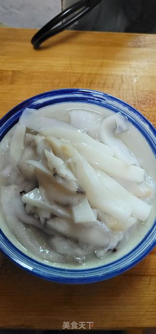 蒜香芹菜拌墨鱼的做法步骤：2