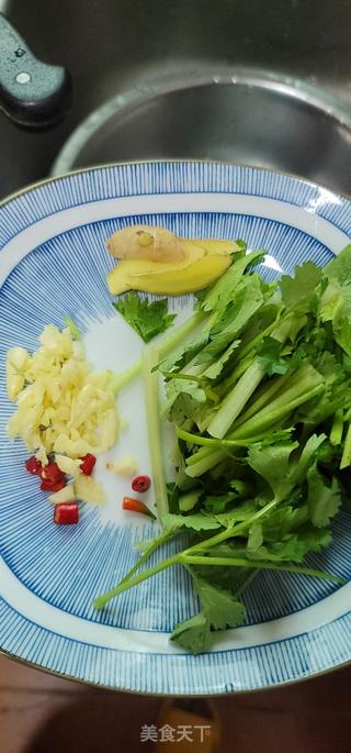 蒜香芹菜拌墨鱼的做法步骤：4