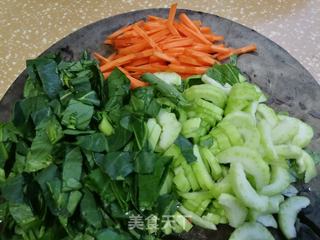 青菜胡萝卜炒米粉的做法步骤：3