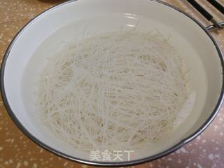 青菜胡萝卜炒米粉的做法步骤：1