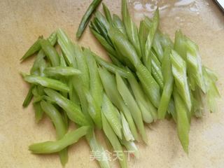 小海带芹菜拌豆腐皮的做法步骤：2