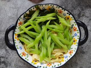 小海带芹菜拌豆腐皮的做法步骤：5