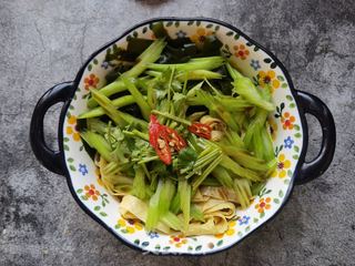 小海带芹菜拌豆腐皮的做法步骤：7