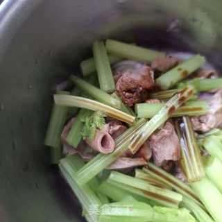 洋葱芹菜拌护心肉的做法步骤：11