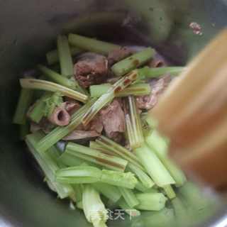 洋葱芹菜拌护心肉的做法步骤：12