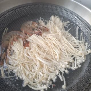 茼蒿菌子拌鲜虾的做法步骤：2