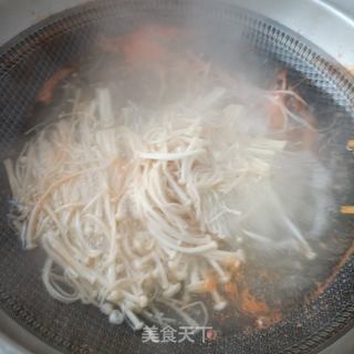 茼蒿菌子拌鲜虾的做法步骤：3